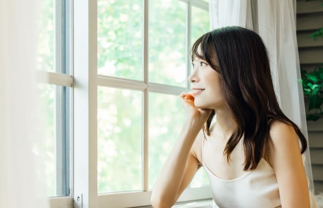 窓を眺める