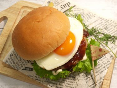 「季節限定のごちそう！マクドナルドの月見バーガーと月見マックシェイクの魅力」