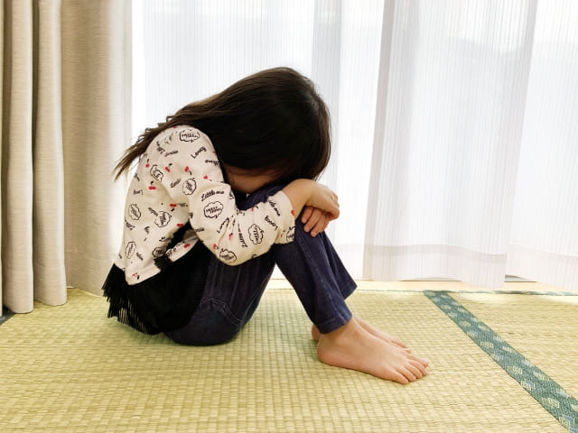 しゃがむ女性